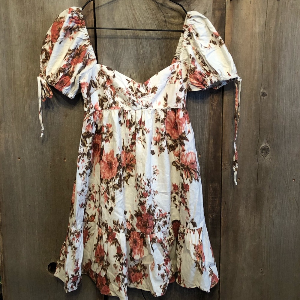 Olivaceous Floral Mini Dress in Cream Size Small Women’s
